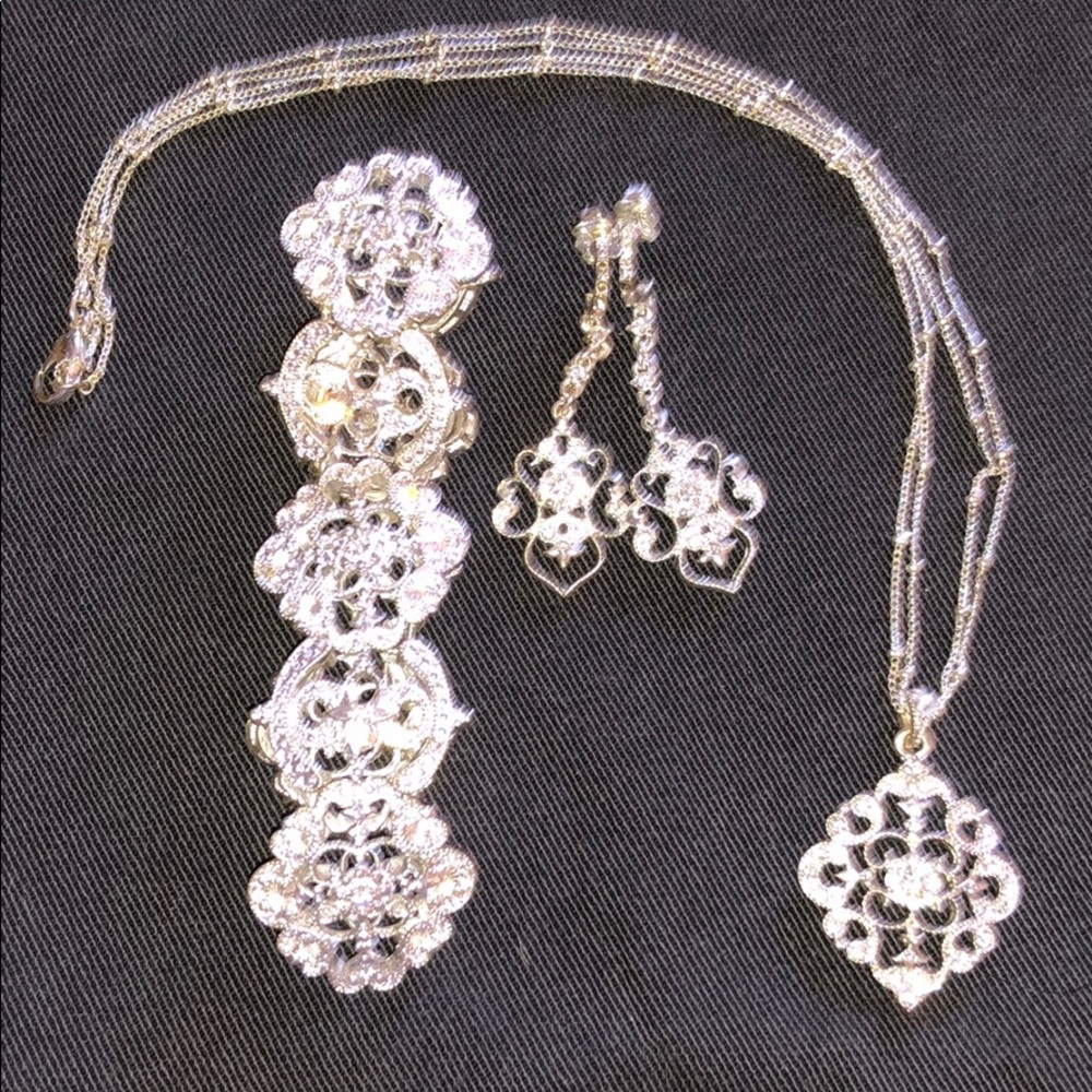 Silver tone filigree jewelry set.